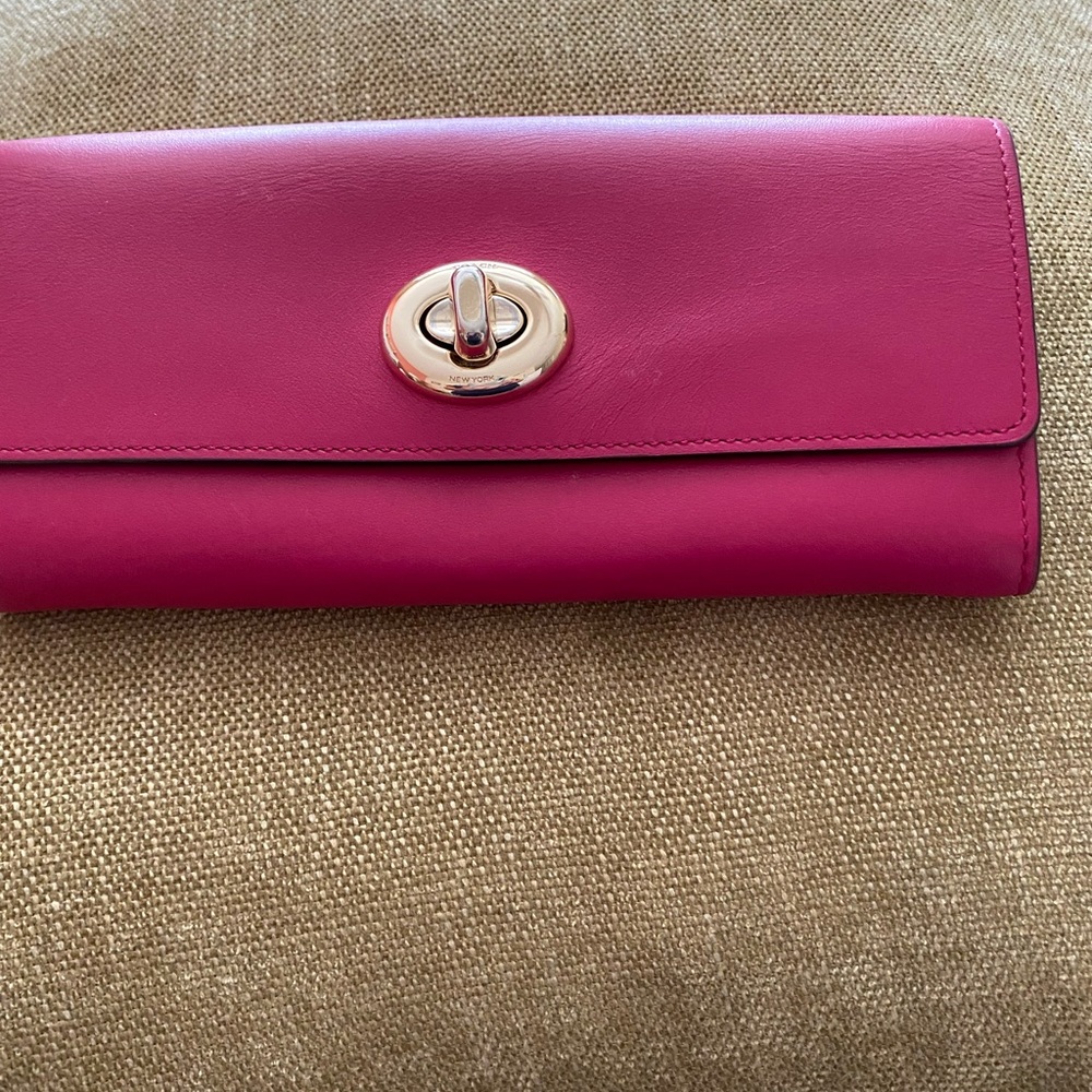 Coach Wallet .. great condition!